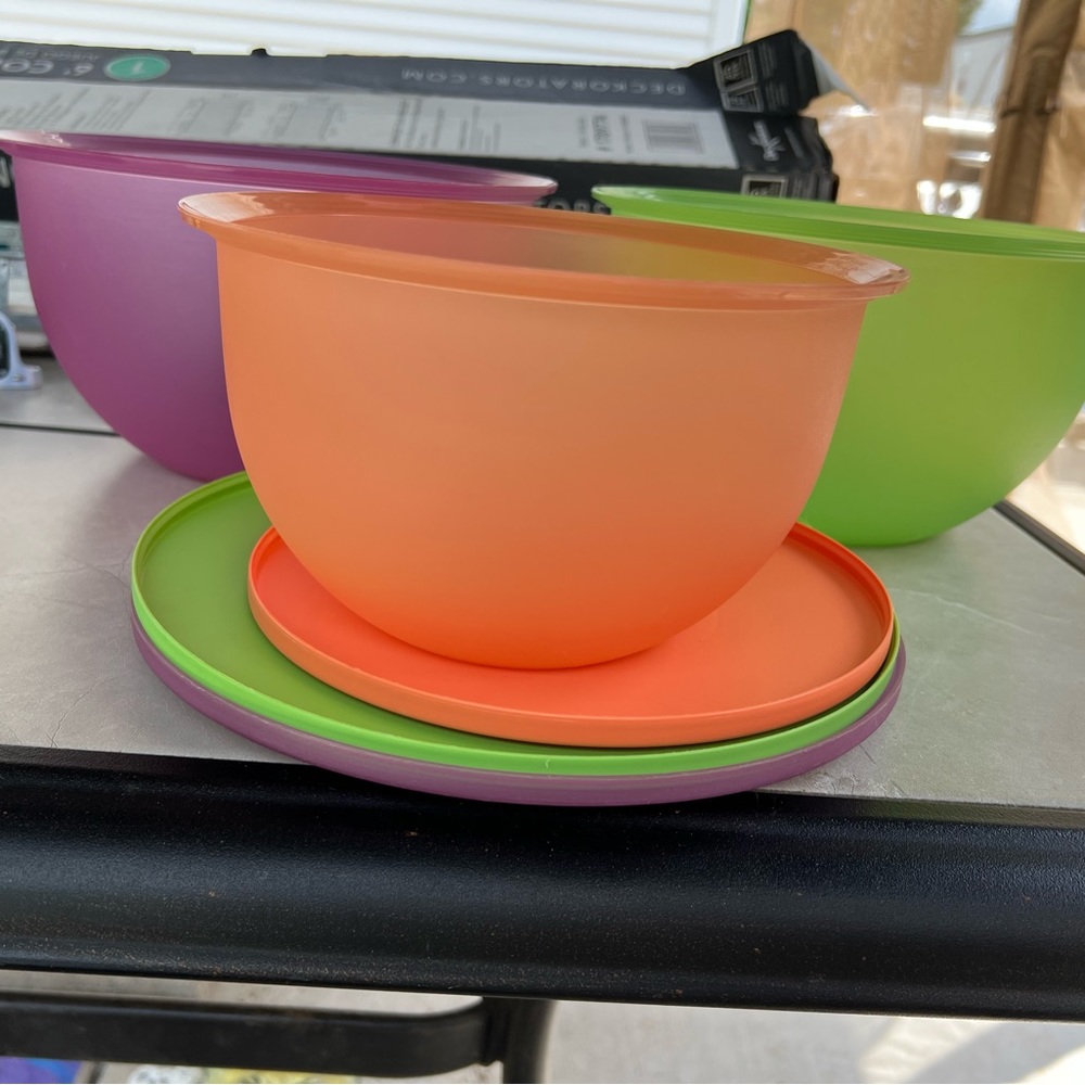 3 Tupperware bowls with lids set